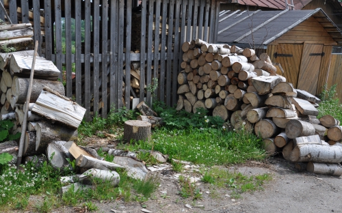В монастырскрм дворе