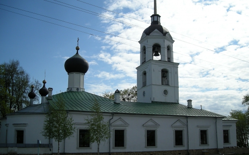 Никольский храм, где службы идут и теперь