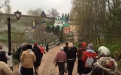 Печоры. Спускаемя по дорожке к монастырю